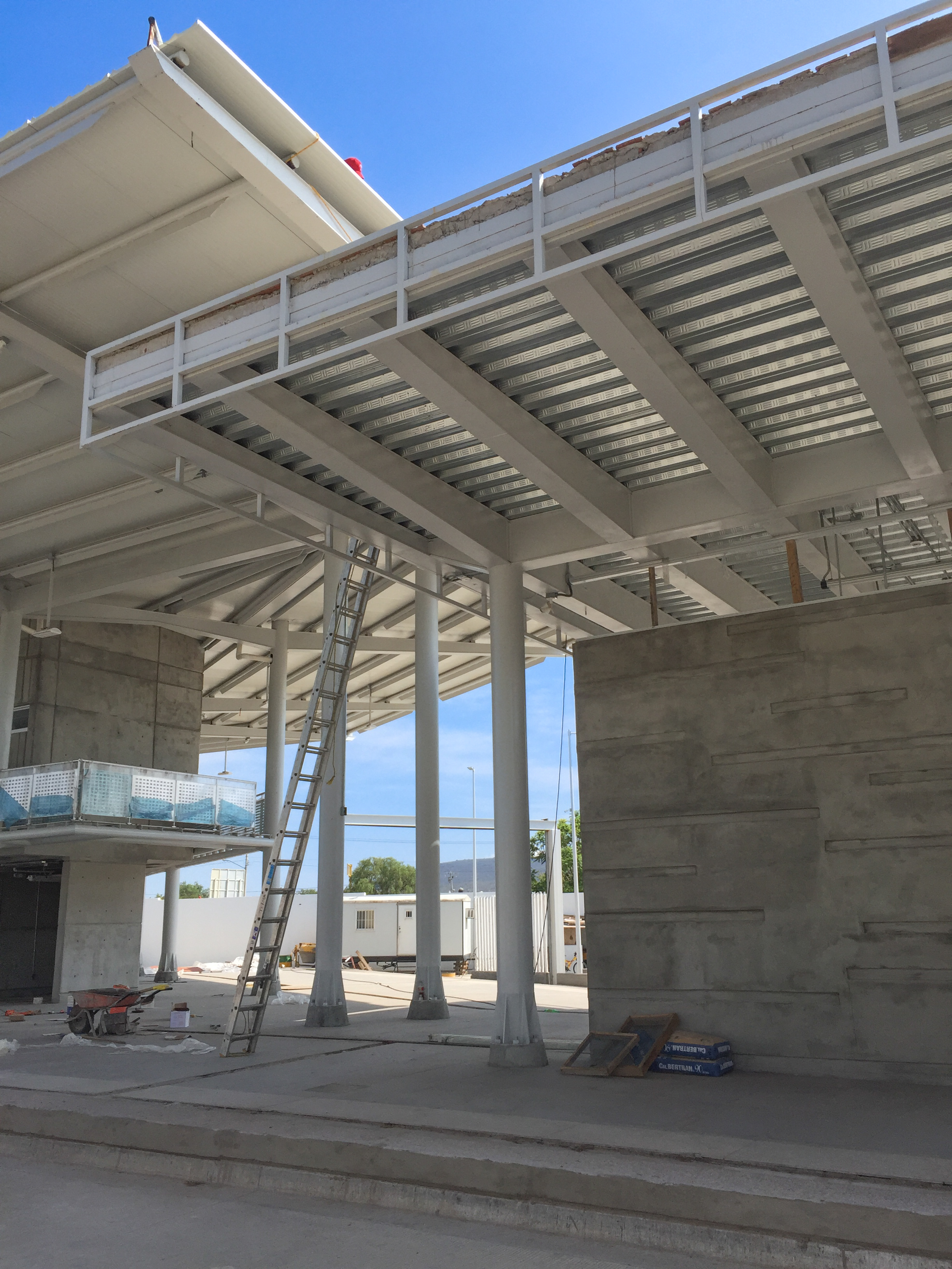 Detalle de vigas y cerchas de acero de estructura SIT en León, obra de construcción metálica Fer Et Ciment